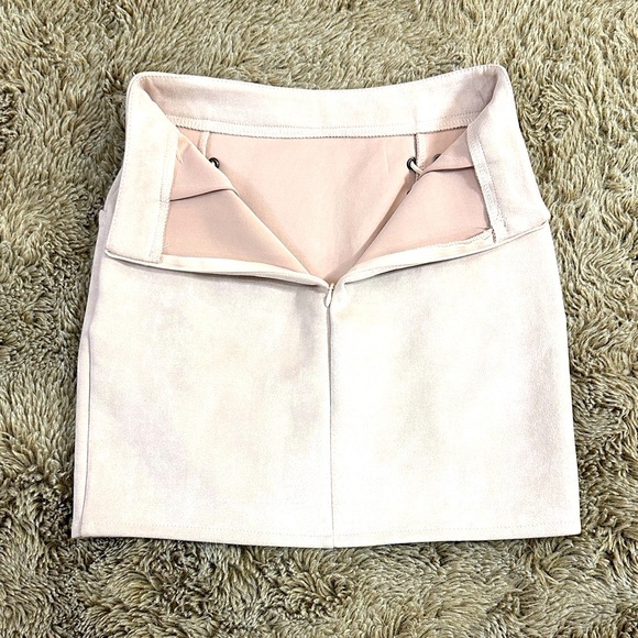Chic Lace-Up Skirt in Soft Cream - Picture 8 of 9